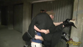arab in 3some video: Beurette baisee sauvagement dans un garage par 2 mecs