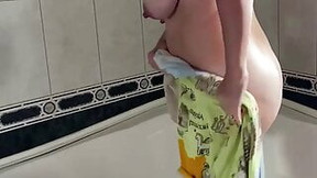 pissing video: Surprise Pissing Onlyfans milf MaryDiFree. Pee & piss mom.