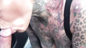 tattoo video: Am öffentlichen Parkplatz im Rubber Outfit gefickt !!