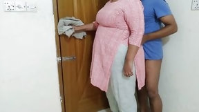 indian mom video: Sasur apni beta ki pati ke sath chudai majboor (Father-in-law fucked while cleaning house) Huge boobs & Ass - cum Inside