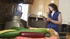 vacuum video: MILF washes a cucumber and ends up masturbating with it