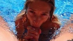 pool video: Im Pool geblasen bis zum Spritzen