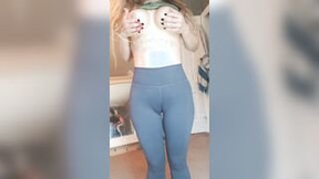 cameltoe video: Young sweaty camel toe pants pees her leggings after workout