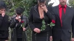 hot mom video: Heartbroken widow