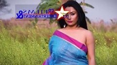saree video: Desi lady in a braless saree posing outdoor