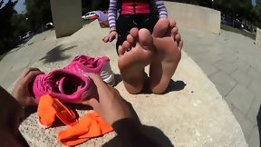 footjob video: Mature fait un footjoob amateur avec les pieds a l'huile