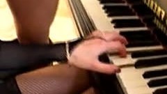 piano video: Nice Girl Plays The Piano