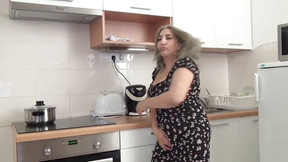 pissing video: Stepmoms pee-kitchen