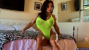 muscled girl video: Sun Suit [WMV]