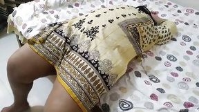 arab and indian video: Padosi Hot Aunty ko chodne ke liye majboor kiya - Nandita aunty without pajama and Rough fuck while resting on bed