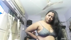 desi boobs video: Randi Moti Bhabhi ne bf vc pe nangi dudu dikhaye
