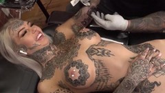 tattoo video: Alt girl's pussy is masturbated during tattoo session