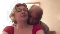 mature amateur video: This grandma loves to fuck when webcam is on and thousands are watching