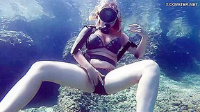underwater video: Kasanadra Lufi Masturbates Her Hot Twat In The Sea