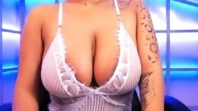 juggs video: Big hooters solo bitch on webcam