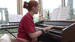 piano video: LECON DE PIANO QUI DE POUR CETTE JEUNE ROUSSE