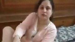 pakistani video: Paki MILF stripping and peeing in toilet MMS