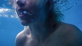 underwater video: Fucking her underwater