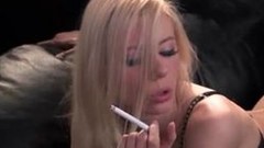 smoking video: Loirinha metendo e fumando