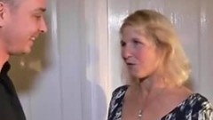 british mom video: Mommy is getting it on with hot Jungschwanz