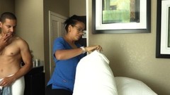 latina maid video: ROOM SERVICE! Empleada es seducida por huésped mientras limpiaba el cuarto