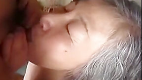 japanese granny video: Une mamie japonaise bien heureuse de se faire masturber