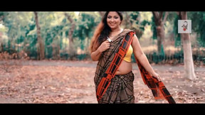 saree video: Puja in Check Print Saree
