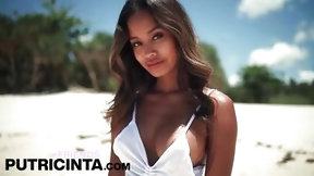indonesian video: Putri Cinta nakedly strolled along the sandy beach