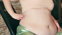 belly video: Amanda Rosie shows her big belly and shakes in on webcam