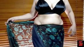 saree video: Hot Indian Wife Draping Sexy Saree and Sleeveless Blouse - AROUSING and EROTIC - Boobs Play