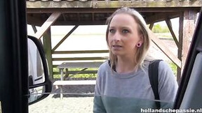 buttcam video: Blondje krijgt een ritje inside de sex camper