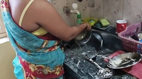 indian maid video: Bartan dho rahi Kamwali Bai ko sahab ne choda