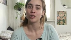 buttplug video: Effie verwöhnt ihren Po