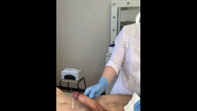 wax video: A man came unexpectedly during waxing, almost got on the master's robe
