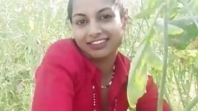 indian amateur wife video: Cheating the sister-in-law working on the farm by luring money In hindi voice