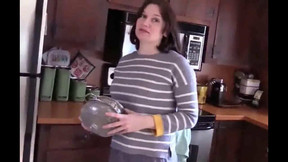 amateur lesbian video: Stiefsohn probiert neue Kamera mit Stiefmutter aus