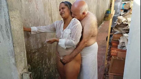 bathroom video: Grandpa bathing the young girl he met on the beach !!! Paty Butt - Old Grandpa - El Toro De Oro