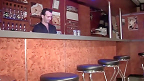 bar video: Gang bang improvise avec une jolie brune dans un bar