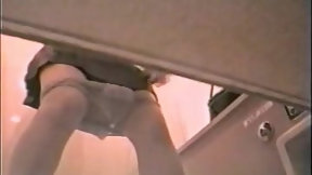 toilet video: Who knew that you can film nice asses in the toilet
