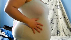 belly video: Chubby woman poses for her fans and shows that big belly