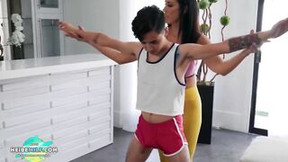 fitness video: Geile mom und junges Fitness Mitglied