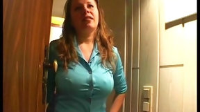 german milf video: unbefriedigte hausfrau mit milch titten bumst fremd