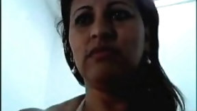indian reality video: A hot Sumitra womany from Mumbai on webcam.