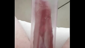 penis pump video: Sklavensau pumpt Penis auf