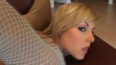 hot pants video: salope blonde aux gros seins obtient un bukake chaud