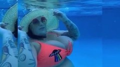 underwater video: Thick PAWG Tatted Booty Underwater
