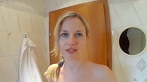 german pissing video: Mia pinkelt sich im badezimmer selber in den mund