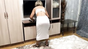 insertion video: Mom stood near the TV until she knelt down so that a dick was inserted in her long butt for anal sex