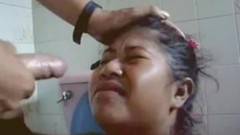 peruvian video: La peruana madura Natacha recibe dos corridas faciales en el baño
