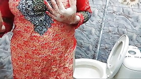 pakistani video: Desi Beautiful Mom Shaving Pussy And Armpits On Eid And Pissing In Bathroom